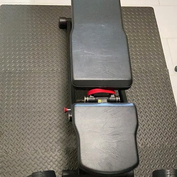 One of the most compact folding workout bench in Singapore. Click on the photo link to see how it folds up.  #homegymsg #sgfitness #sgfitfam #homegym #gymequipment #homegymsetup