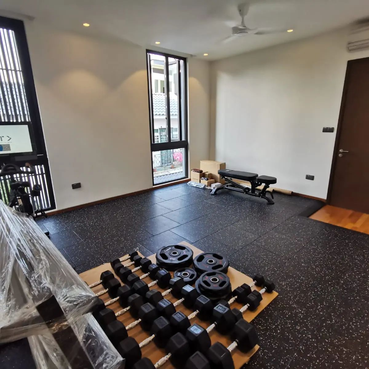 5cm thick gym mat with slope at the edge.  #homegymsg #sgfitness #sgfitfam #homegym #gymequipment #homegymsetup