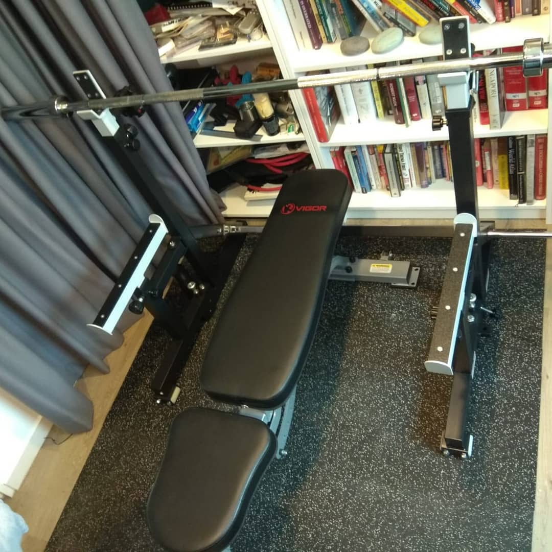 The perfect squat stand and bench for small space.